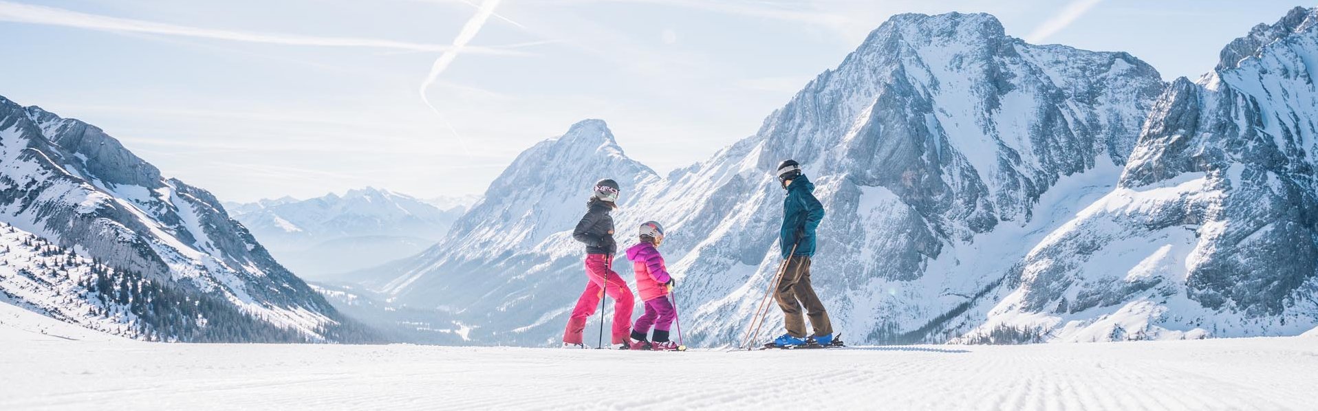 Familie beim Skifahren