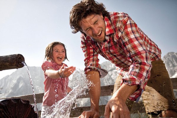 Vater und Tochter am Brunnen