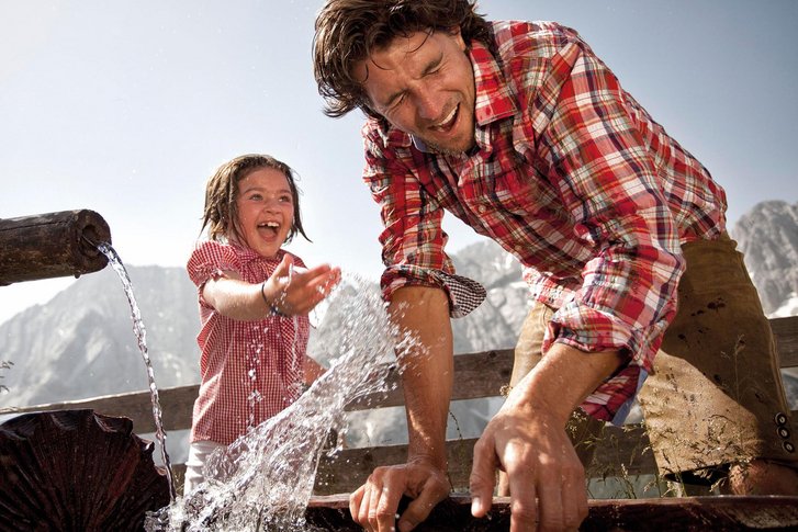 Vater und Tochter am Brunnen