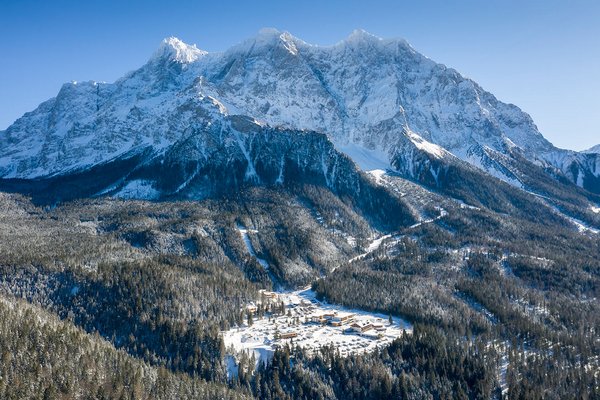 Luftaufnahme des Resorts mit Blick auf die Zugspitze im Winter