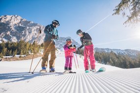 Familie beim Skifahren in Tirol