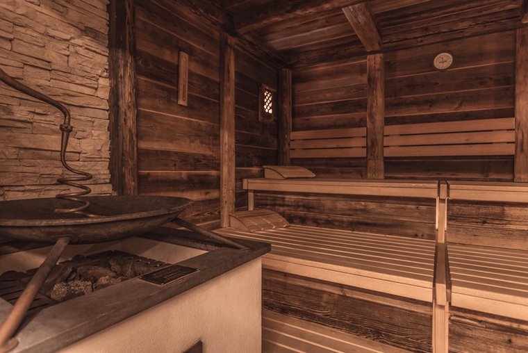 Sauna mit Holzbänken