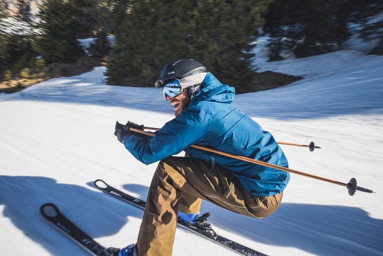 Man fährt in der Hocke Ski