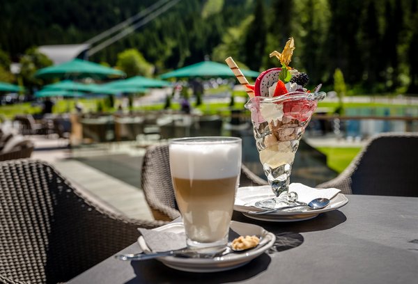 Kaffee und Eis auf der Terrasse