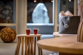 Wellnessbereich Zwei Gläse auf Tisch im Wellnessbereich