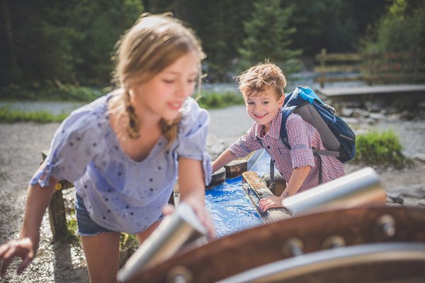 Zwei Kinder am Wassererlebnisweg