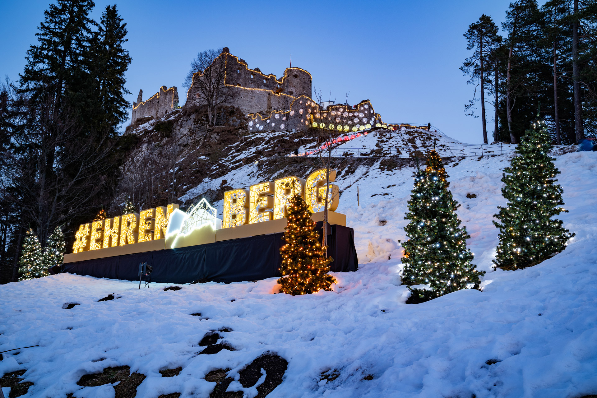 Burg Ehrenberg mit Weihnachtsbeleuchtung