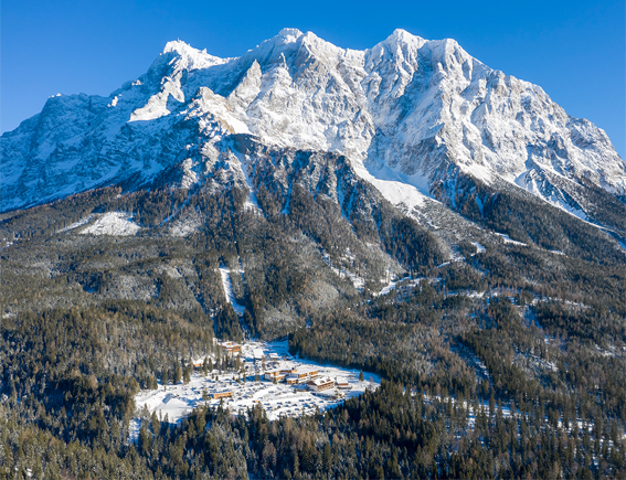 Das Zugspitz Resort mit der imposanten Zugspitze im Hintergrund Zugpsitz Resort Außenansicht Winter