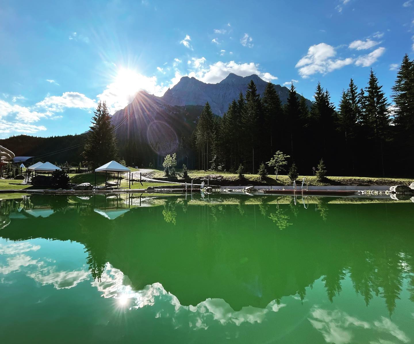 Teich im Zugspitz Resort mit Zugspitz-Blick